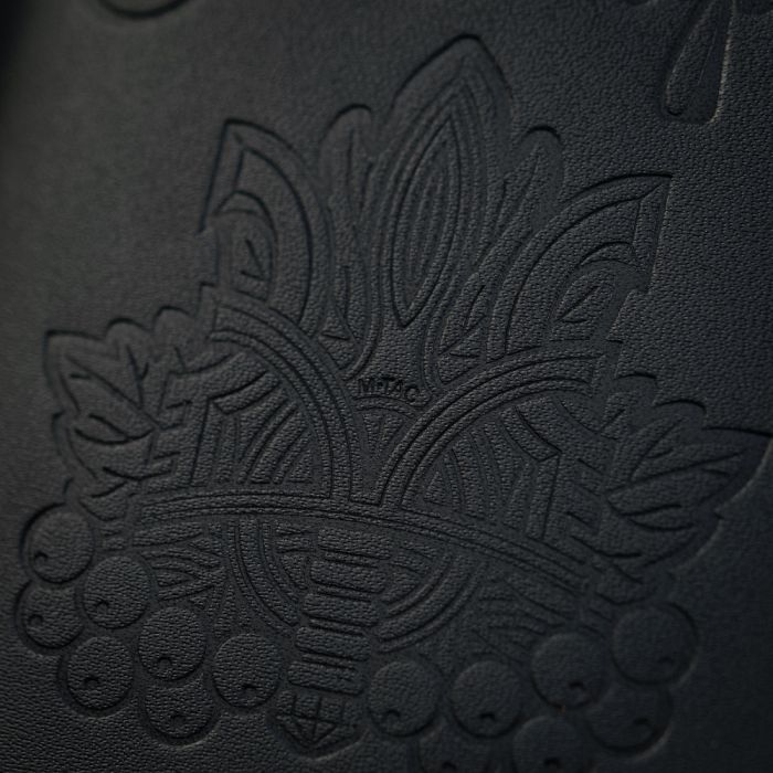 M-Tac обкладинка на паспорт України червона калина